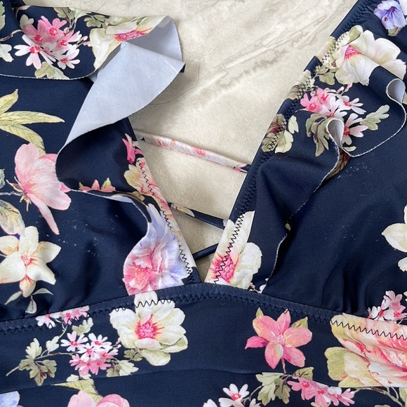 CUPSHE navy floral v neck swim suit - Picture 4 of 5